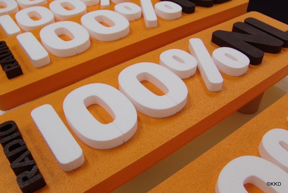 Piepschuim logo’s Radio 100% NL, foto 4